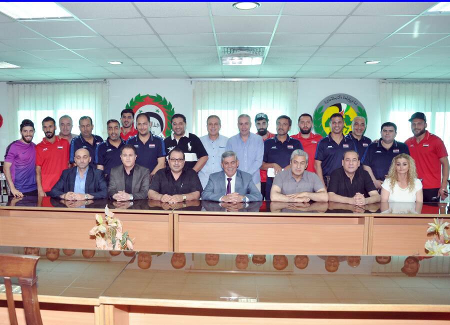 اللواء جمعة يكرّم المنتخب الكروي الأول قبل لقاء عمان واليابان