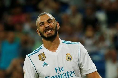 نجم برشلونة السابق ينتقد بنزيمة